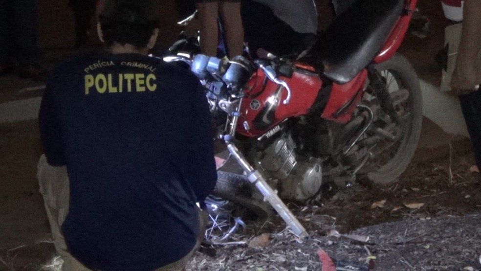 Segundo PM, rapaz conduzia moto em alta velocidade quando perdeu controle da direção do veículo.  — Foto: Rinaldo Moreira/G1