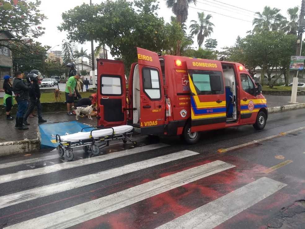 Corredor chegou a ser socorrido, mas morreu logo após dar entrada no Hospital Santo Amaro, em Guarujá, SP (Foto: Reprodução/Plantão Guarujá)