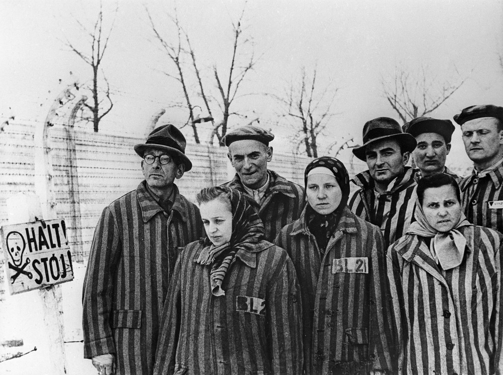 Prisioneiros do campo de concentração de Auschwitz antes da libertação pelo exército soviético em janeiro de 1945 — Foto: Sputnik via AFP