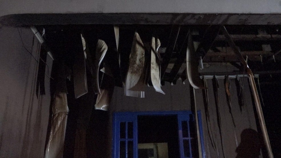 Mesmo com a ajuda de vizinhos para apagar o fogo, as chamas atingiram o forro e a parte el&eacute;trica da casa &mdash; Foto: Amaral Seixas/Alertanot&iacute;cias/Arquivo Pessoal