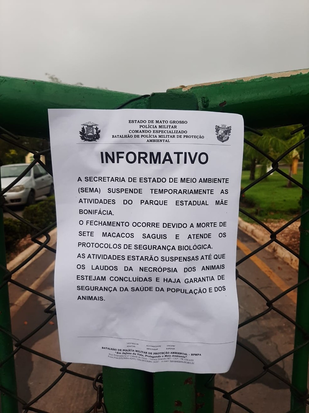 Cartaz de aviso foi colocado na entrada do parque em Cuiabá — Foto: Divulgação