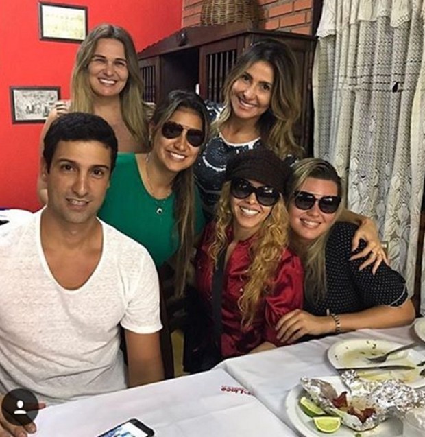 Alessandro com Joelma e amigas (Foto: Reprodução/Instagram)