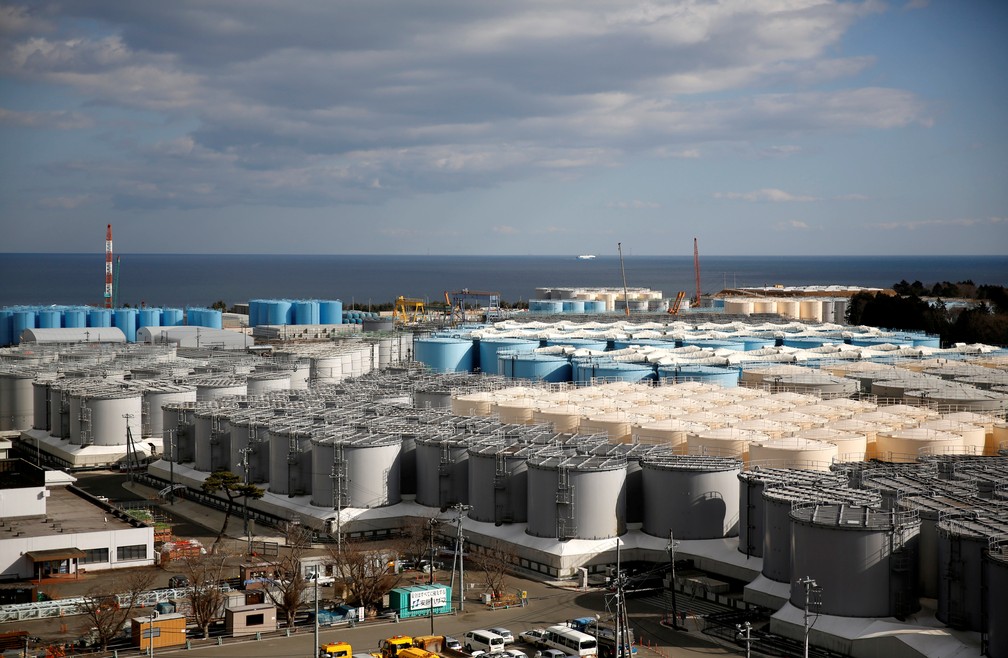 Tanques de armazenamento de Ã¡gua radioativa na usina de Fukushima, atingida pelo tsunami de 2011. â€” Foto: Issei Kato/Reuters