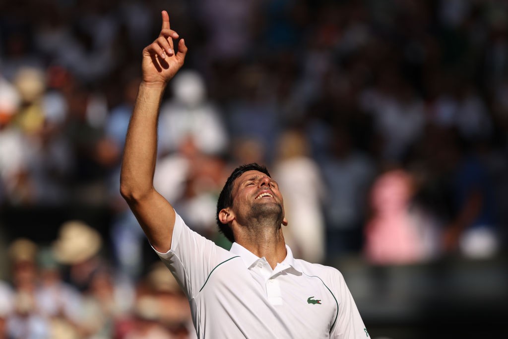 Novak Djokovic comemora ponto da vitória em Wimbledon (Foto: Ryan Pierse/Getty Images)