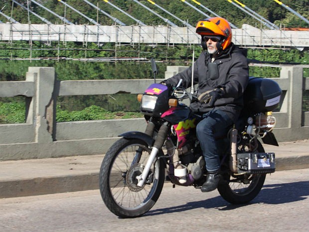 Funcionário público de Itu adapta moto para funcionar com água (Foto: Fernando de Souza / Staff News)