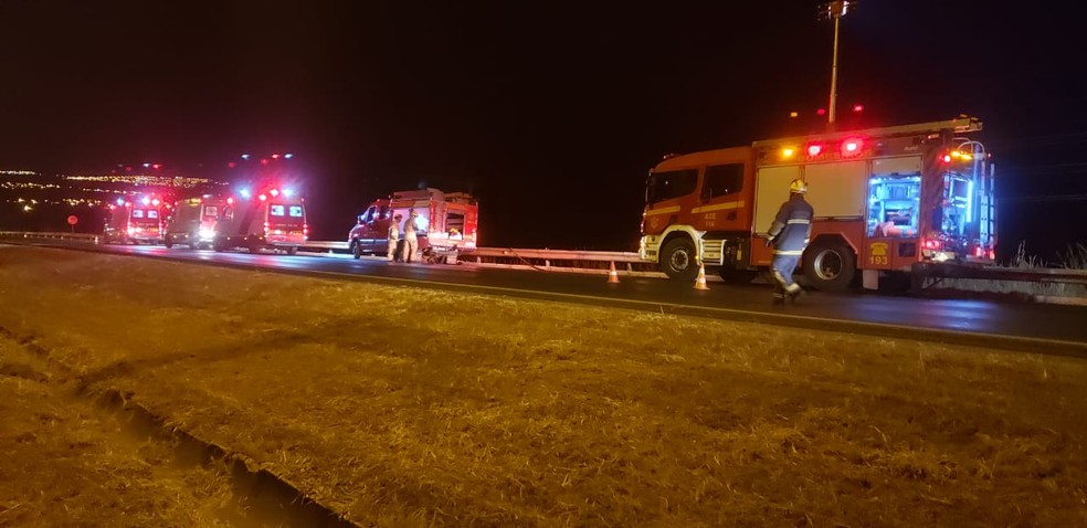 Corpo de Bombeiros durante atendimento às vítimas de acidente na BR-020, neste sábado (27), no DF — Foto: CBMDF/Divulgação