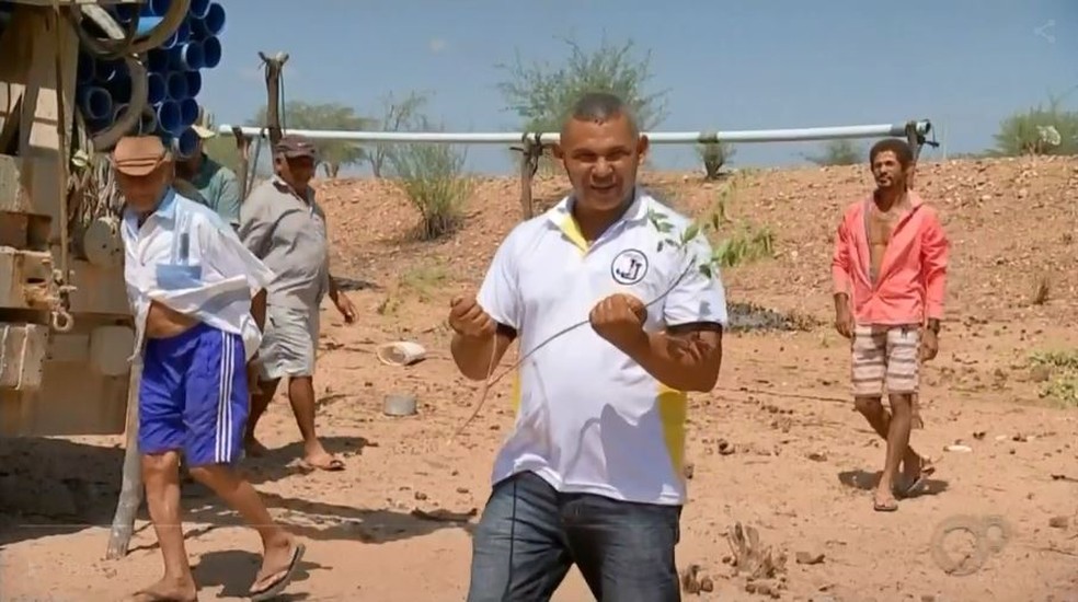 Maurício Manoel da Silva, gerente da empresa que perfura poços, com sua "tecnologia" para achar água: "Nunca errei onde tem água" — Foto: TV TEM/Reprodução