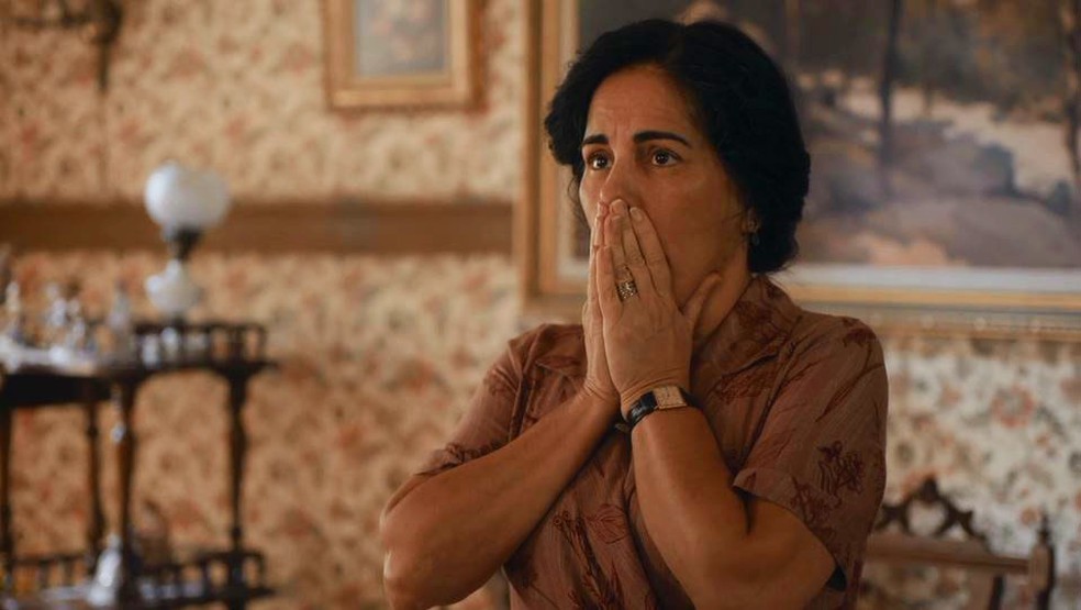 Lola (Gloria Pires) se emociona com o fim da guerra em 'Éramos Seis' — Foto: Globo