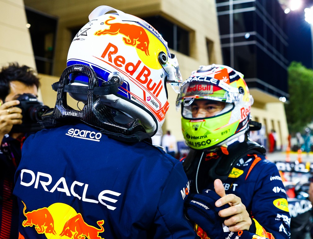 Max Verstappen e Sergio Pérez se cumprimentam após a dobradinha na classificação no Bahrein — Foto: Mark Thompson/Getty Images