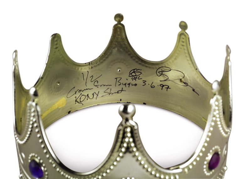 Coroa plástica assinada por Notorious B.I.G. foi arrematada por R$ 600 mil (Foto: Divulgação)