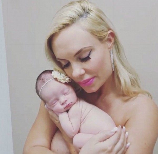 Coco Austin em foto na qual aparece sem roupa segurando seu filha recém-nascida (Foto: Reprodução/Instagram)