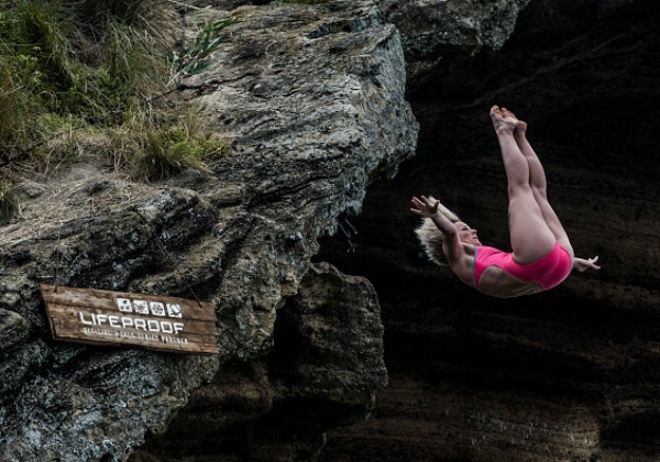 Rachelle Simpson saltando de Açores, Portugal, em julho de 2016 (Foto: Getty Images)