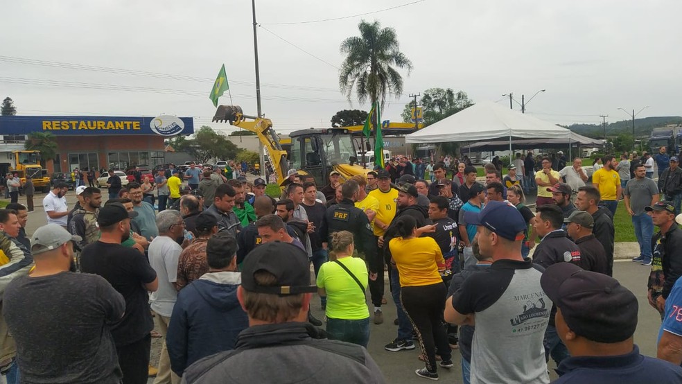 Bloqueio em rodovia de SC nesta segunda-feira (31) — Foto: Polícia Rodoviária Federal/Divulgação