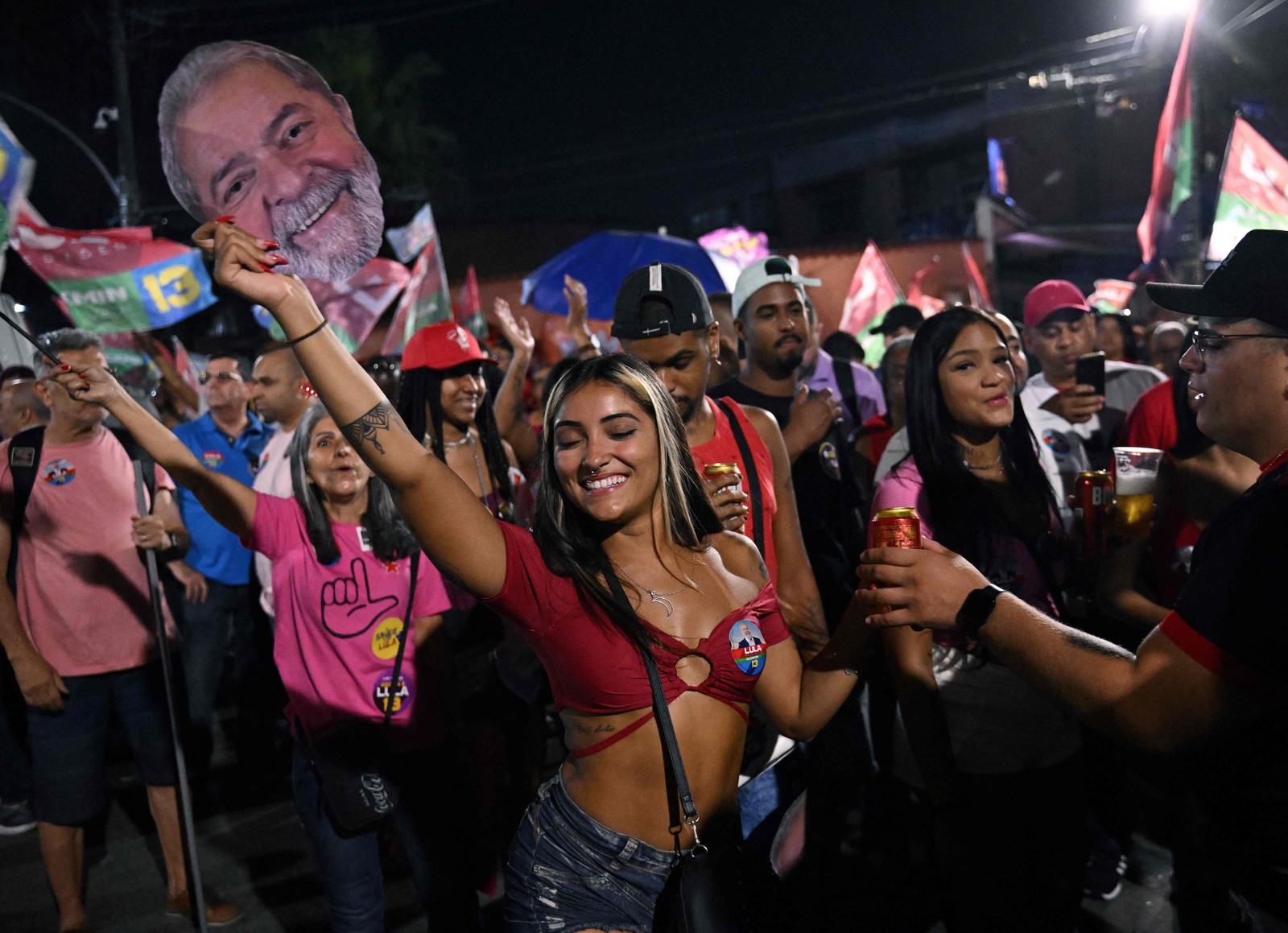 Apoiadores do ex-presidente durante comício de campanha em Padre Miguel, na Zona Oeste do Rio. — Foto: Carl de Souza / AFP