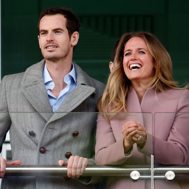CHELTENHAM, UNITED KINGDOM - MARCH 13: (EMBARGOED FOR PUBLICATION IN UK NEWSPAPERS UNTIL 24 HOURS AFTER CREATE DATE AND TIME) Andy Murray and Kim Murray watch the racing as they attend day 2 'Ladies Day' of the Cheltenham Festival at Cheltenham Racecourse (Foto: Getty Images)