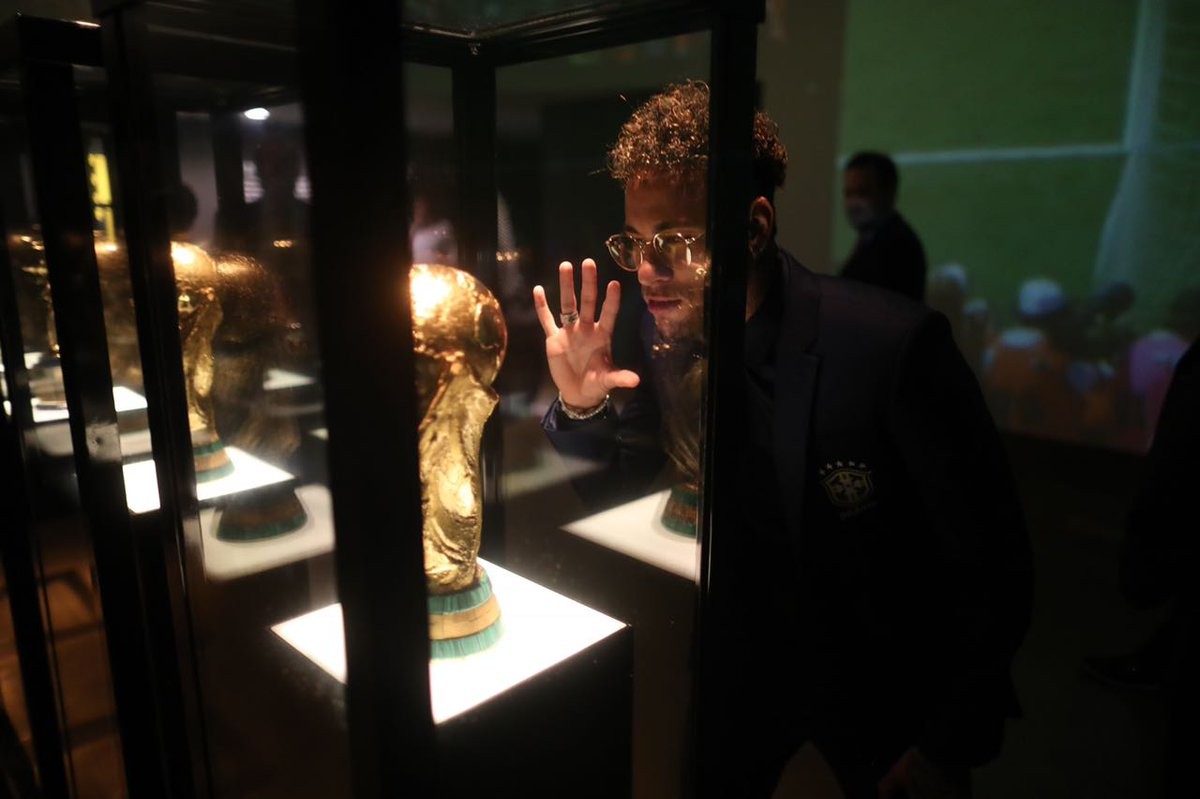 Neymar Vendo A Taça