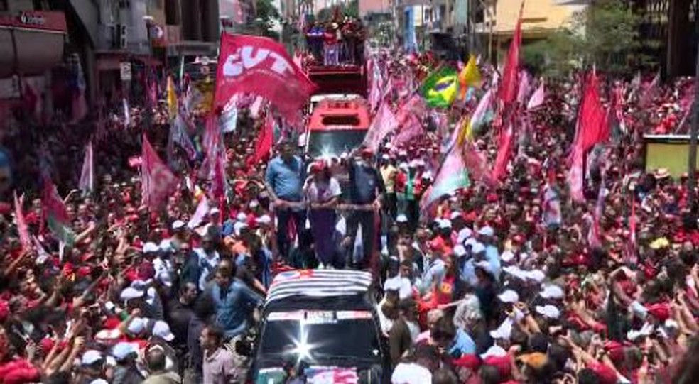 Lula durante campanha em Campinas neste sábado — Foto: Reprodução/EPTV