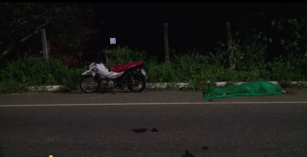 Mulher morre após perder controle de moto e cair na Avenida Maranhão, em Teresina — Foto: TV Clube