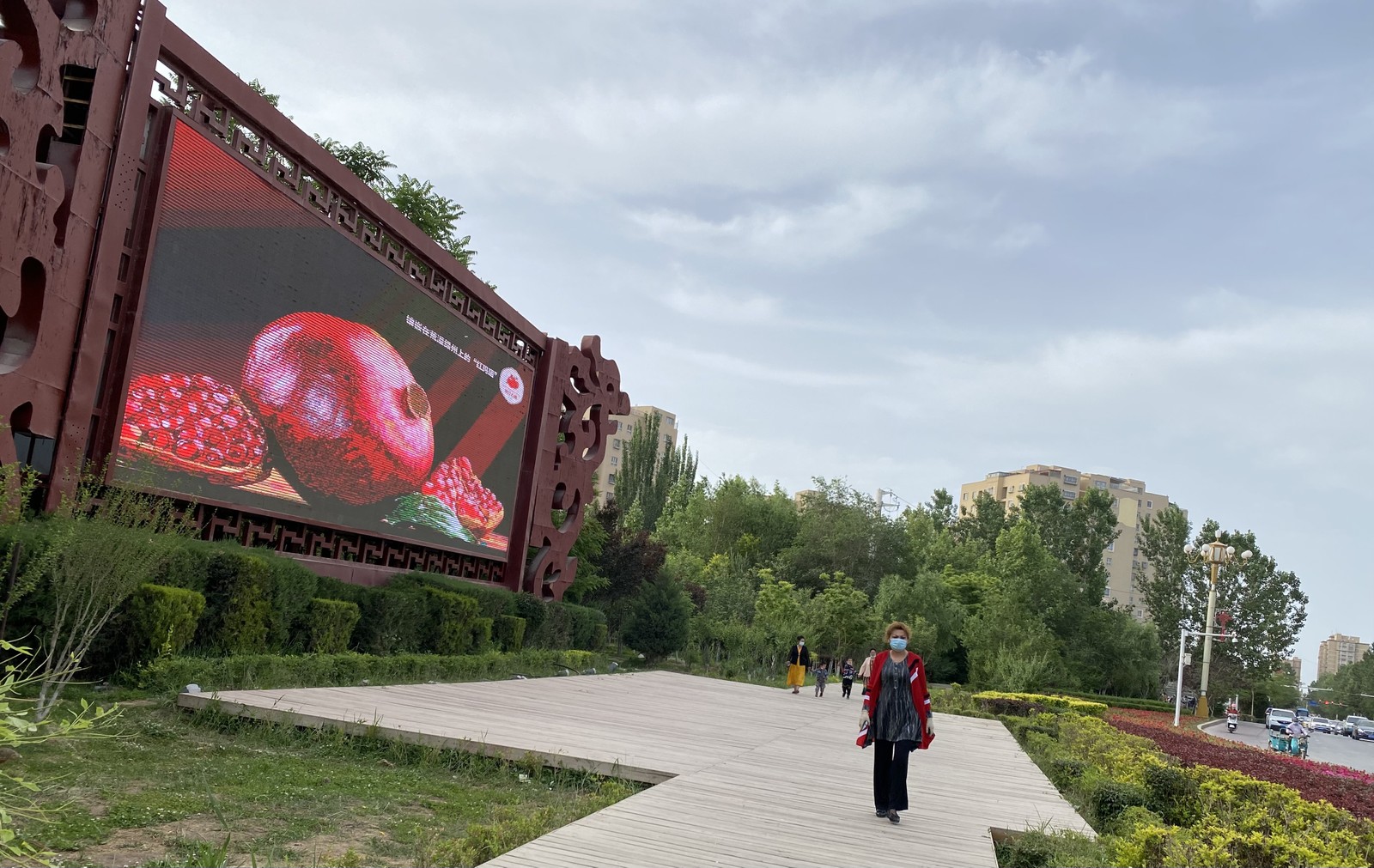 Painel do governo, em Hotan, com imagem de uma romã, símbolo usado pelo presidente Xi Jinping da unidade entre as etniasAgência O Globo