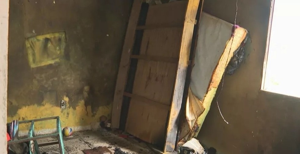 M&atilde;e de crian&ccedil;a morta em inc&ecirc;ndio &eacute; presa na Bahia; mulher deixou filha de 2 anos em casa, enquanto foi ao mercado &mdash; Foto: Reprodu&ccedil;&atilde;o/TV Santa Cruz