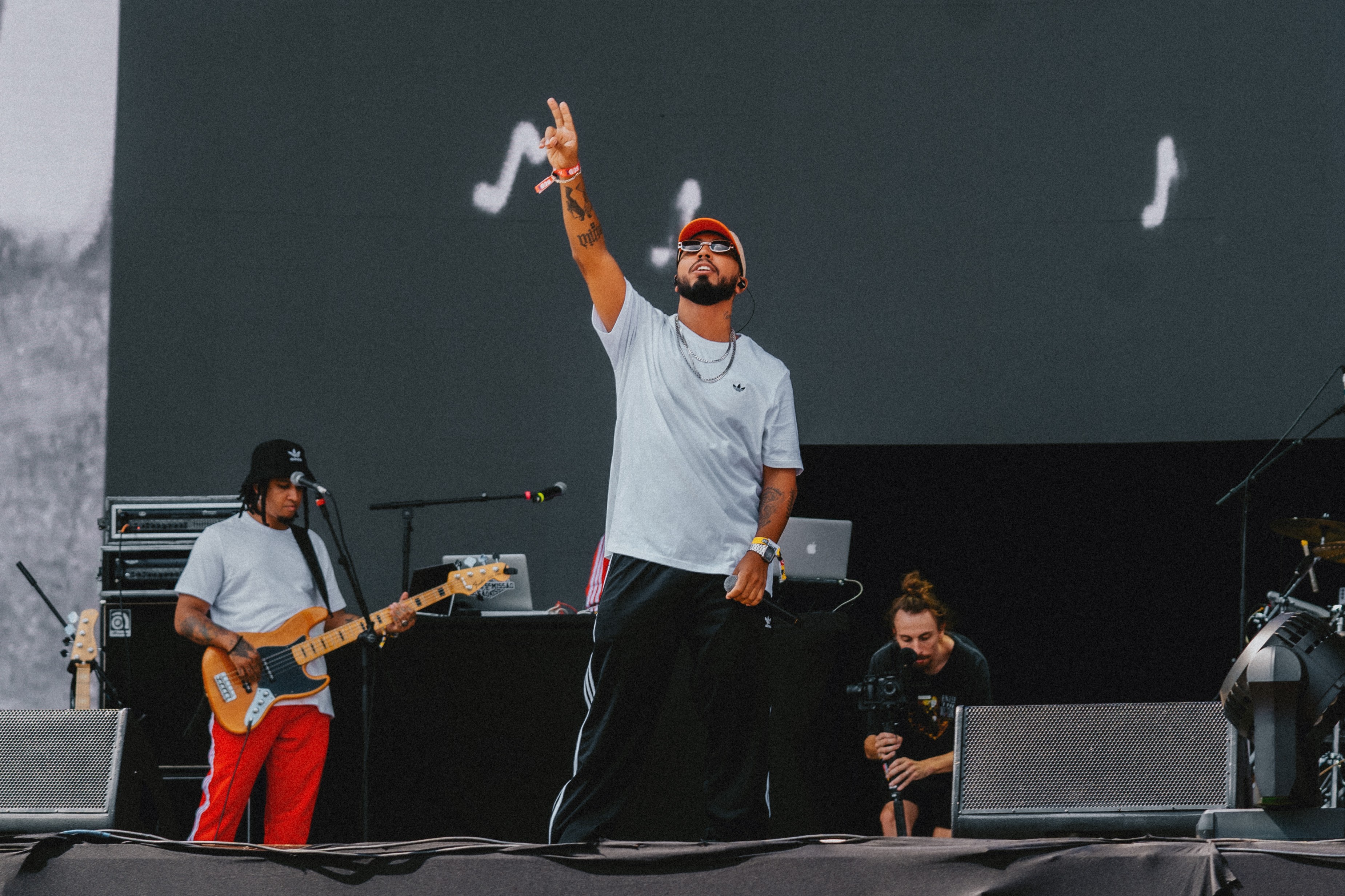 Rashid lava a alma em show potente com participações de Emicida e Projota no Lollapalooza