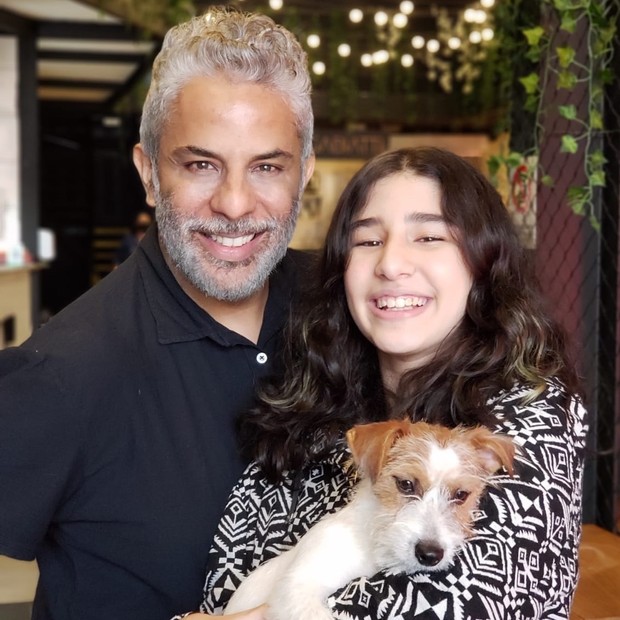 Luka Ribeiro e a filha, Valentina, e o cãozinho de estimação, Theo  (Foto: Divulgação)