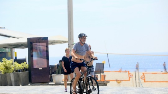 Marcos Caruso passeia de bicicleta em orla do Leblon, no Rio de Janeiro