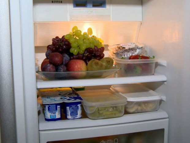 A geladeira dela, que antes tinha cerveja e coxinha, agora tem frutas e verduras (Foto: Reprodução/ TV Gazeta)