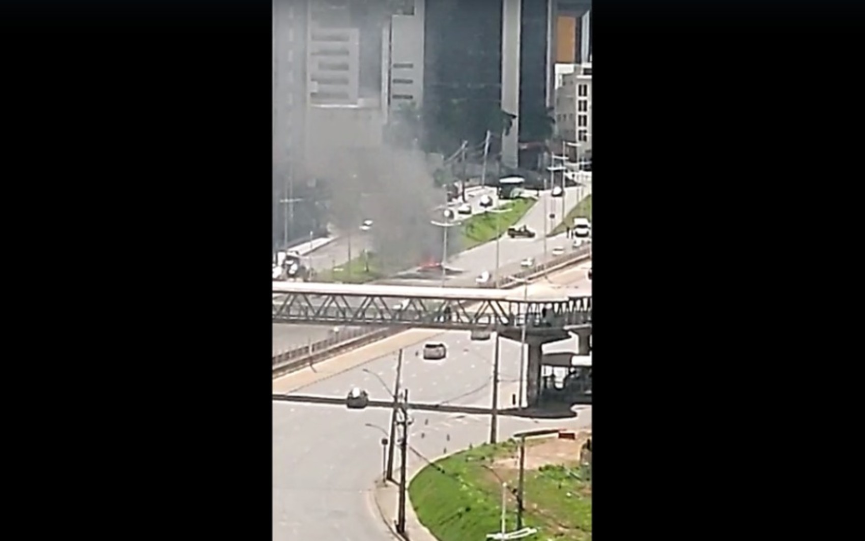 Carro pega fogo na Av. ACM, em Salvador