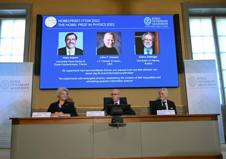Membros do comitê do Prêmio Nobel anunciam vencedores de Física: Alain Aspect, John Clauser e Anton Zeilinger