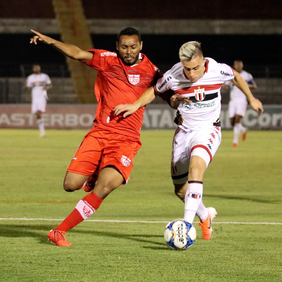 Claudinei durante o jogo contra o Botafogo-SP: vitória por 2 a 0 — Foto: Raul Ramos/Agência Botafogo