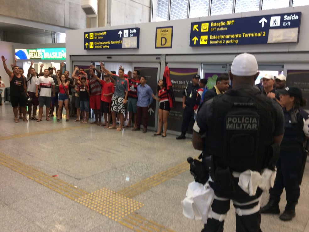 Torcida no Flamengo aguarda rivais no aeroporto (Foto: André Durão )