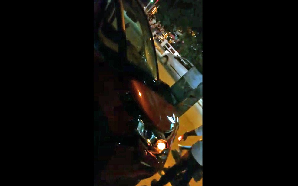 Carro colidiu com poste apÃ³s atropelamento de trÃªs adolescentes, na Zona Sul do Recife (Foto: ReproduÃ§Ã£o/WhatsApp)