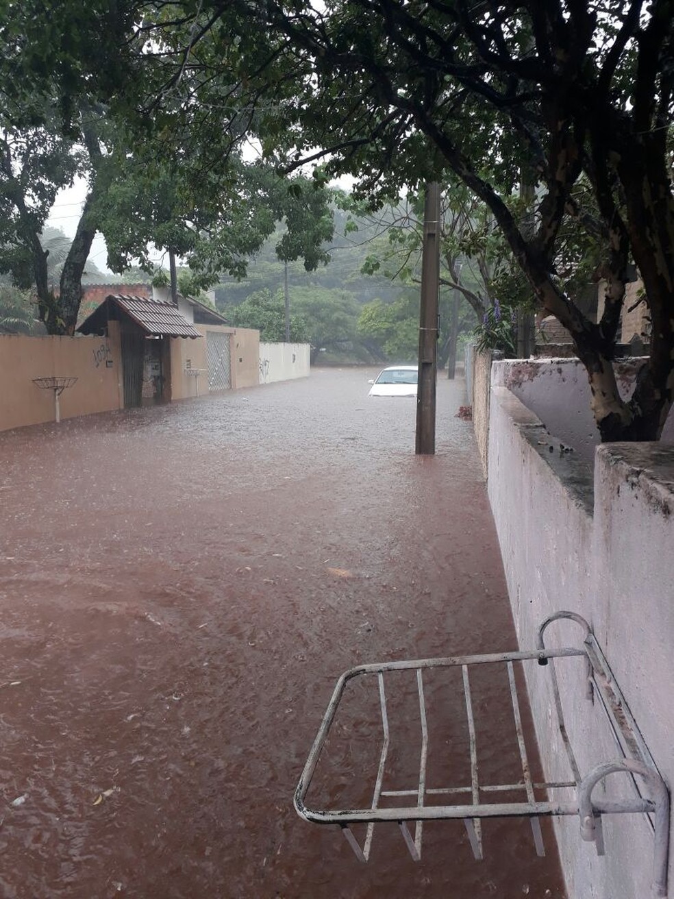 Carro ficou praticamente submerso na Vila Portuguesa, em Londrina. (Foto: Dionísio Mathias/RPC)