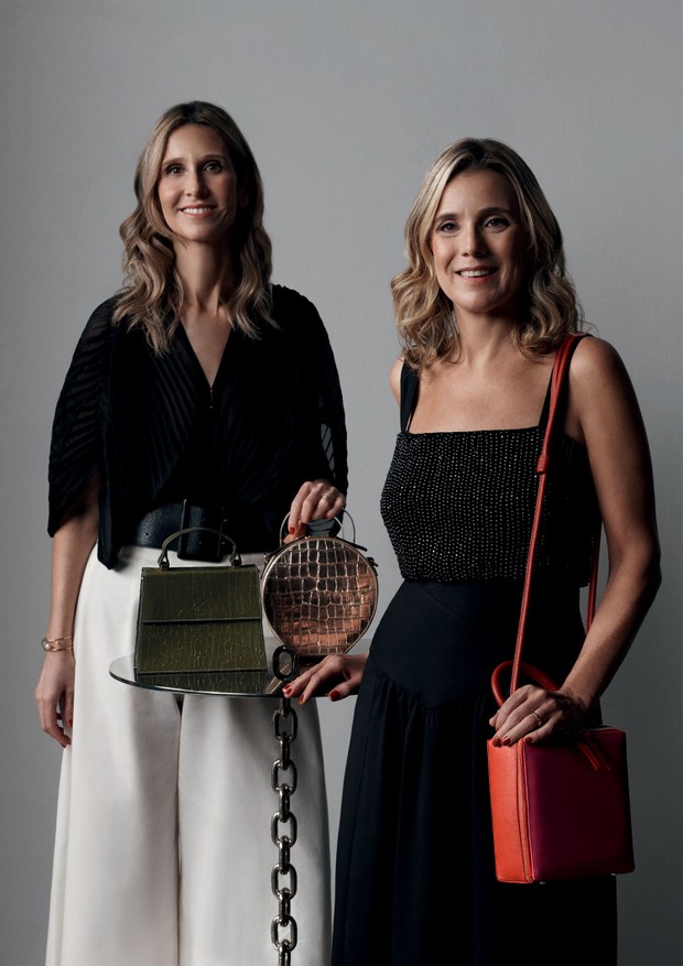 A dupla Elizabeth Katz e Denise Waksman, fundadoras da Par Par Bags com bolsas da marca (ambas R$ 545) (Foto: Gustavo Ipolito)