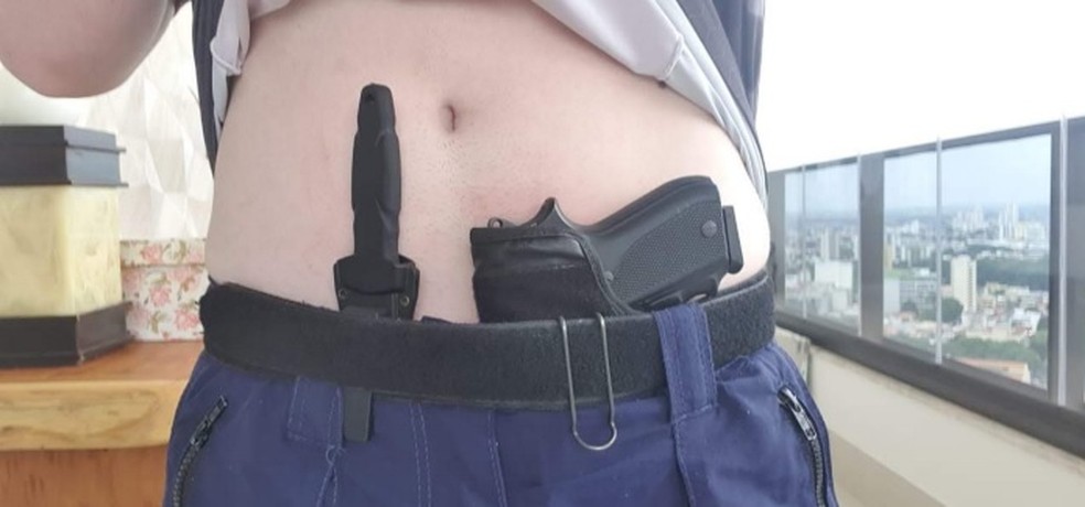 Fotos anexadas ao processo mostram adolescente com armas na cintura e manuseando armas — Foto: Reprodução