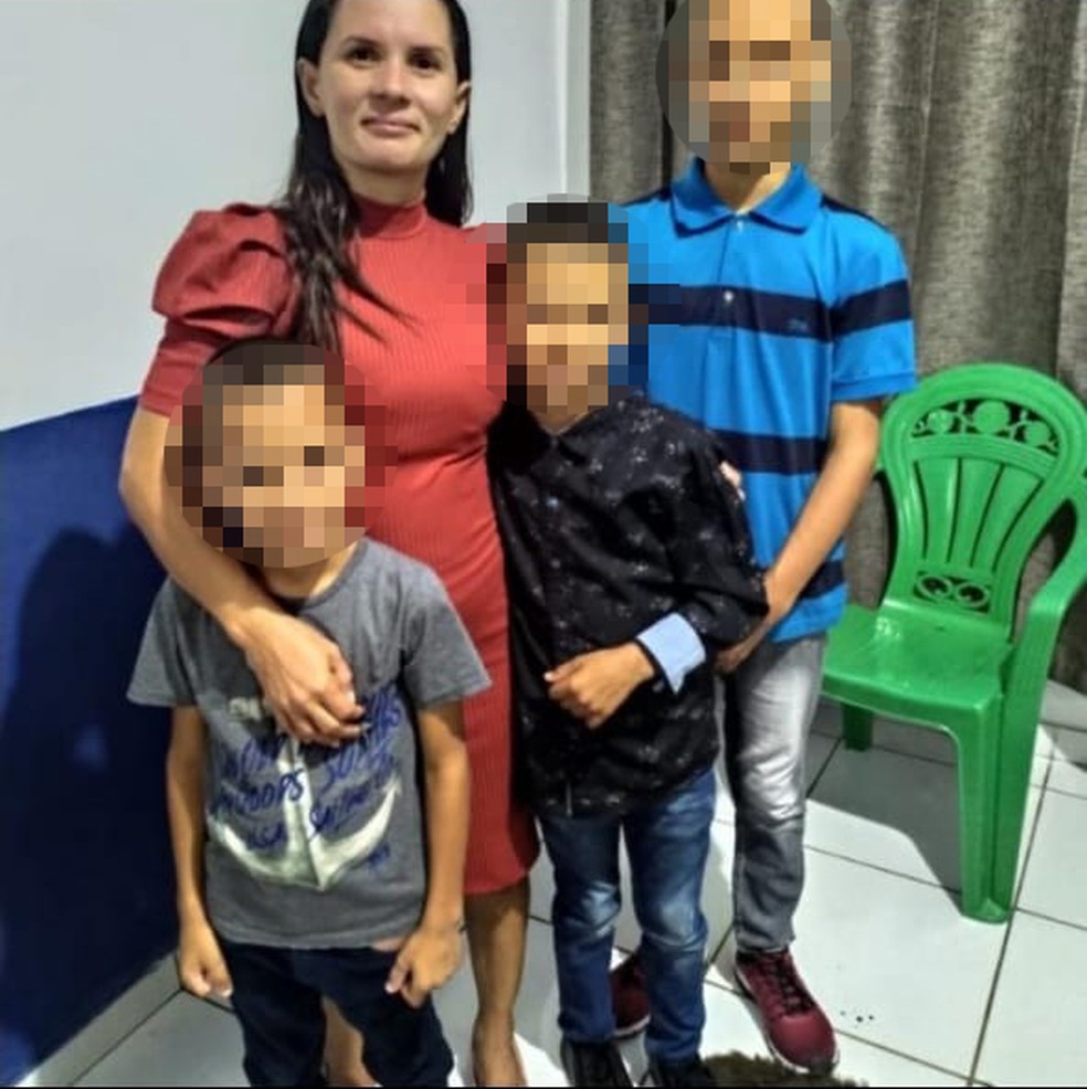 Alzinete de Carvalho Mendonça tinha quatro filhos. Na foto acima ela está com três deles. — Foto: Reprodução