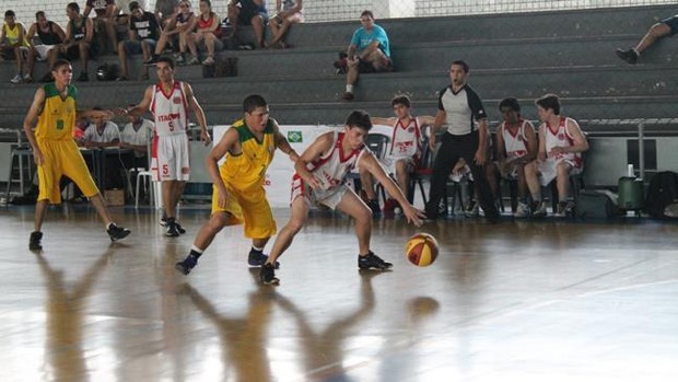 Basquete vence quatro jogos contra o Círculo Militar pelo