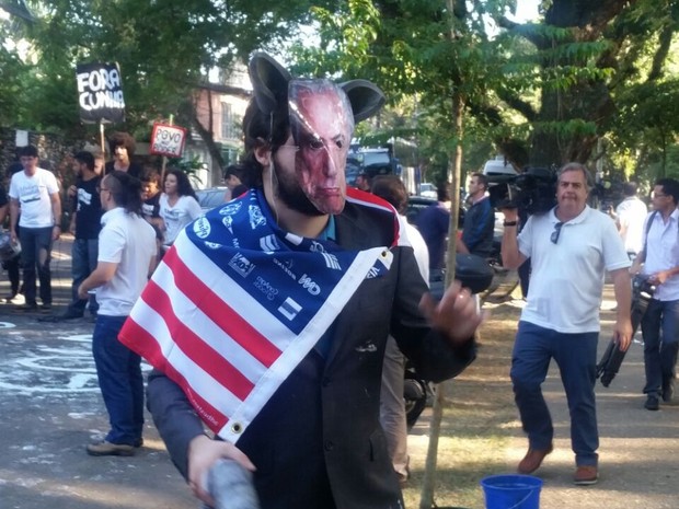 Manifestante usa máscara com foto de Michel Temer, vice-presidente (Foto: Tatiana Santiago/G1)