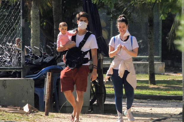 Nathalia Dill em passeio com a filha, Eva, e o noivo, Pedro Curvello (Foto: Daniel Delmiro/AgNews)