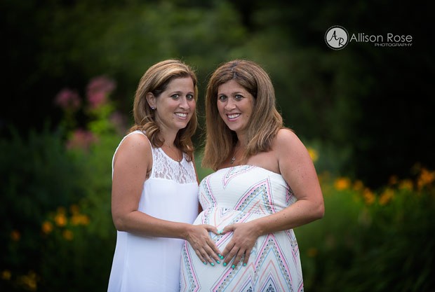 As gêmeas Allison e Dawn durante a gravidez: irmã gerou o filho que a outra não poderia mais ter (Foto: Reprodução / Allison Rose Photography)