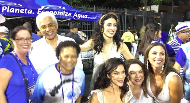 Marisa Monte e Paulinho da Viola posam com fãs (Foto: Editora Globo)