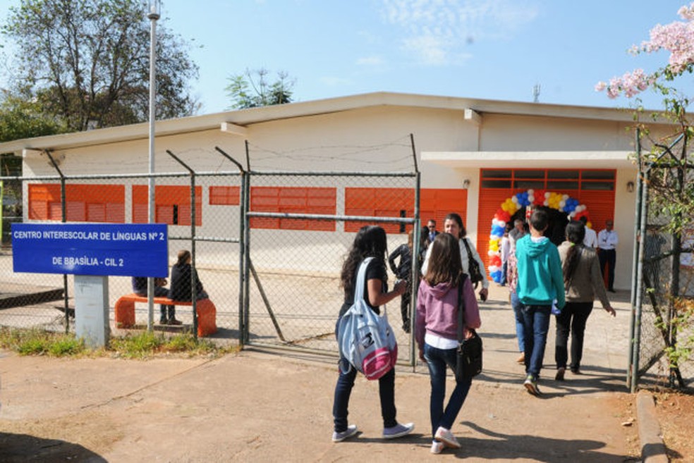 Alunos em frente a um centro interescolar de línguas, em Brasília — Foto: Gabriel Jabur/Agência Brasília