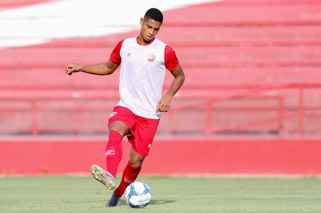 Náutico tenta empréstimo de jogadores do Corinthians para liberar zagueiro Carlão