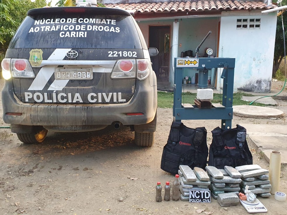 Durante a ação, a polícia apreendeu 21 quilos de entorpecente e dois coletes balísticos em um sítio na cidade de Caririaçu. — Foto: Polícia Civil/ Divulgação