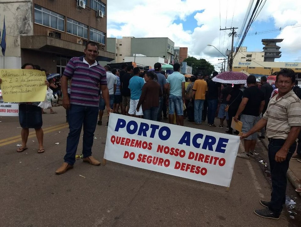 Pescadores se reuniram para pedir pagamento de Seguro Defeso (Foto: Aline Nascimento/G1)