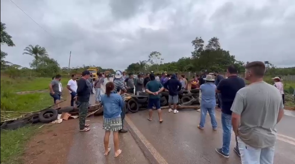 Rodovia BR-319 foi fechada por moradores em Porto Velho — Foto: Rede Amazônica