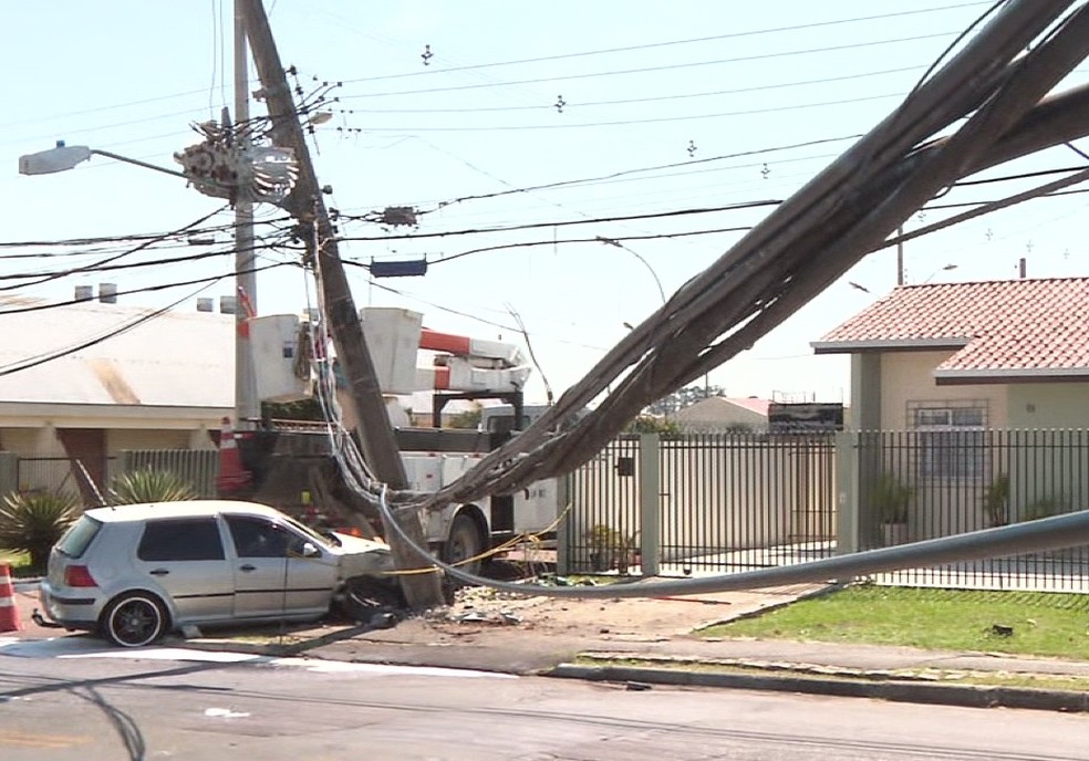 Motorista Perde Controle De Carro Derruba Poste E Deixa Casas Sem