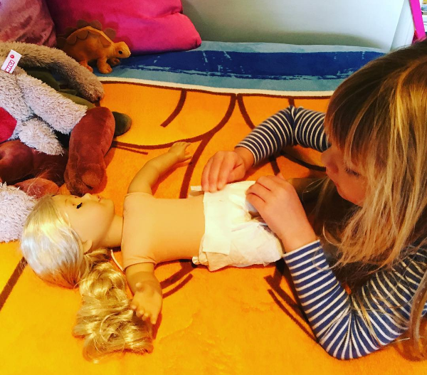A filha da cantora Pink brinca com uma boneca (Foto: Instagram)