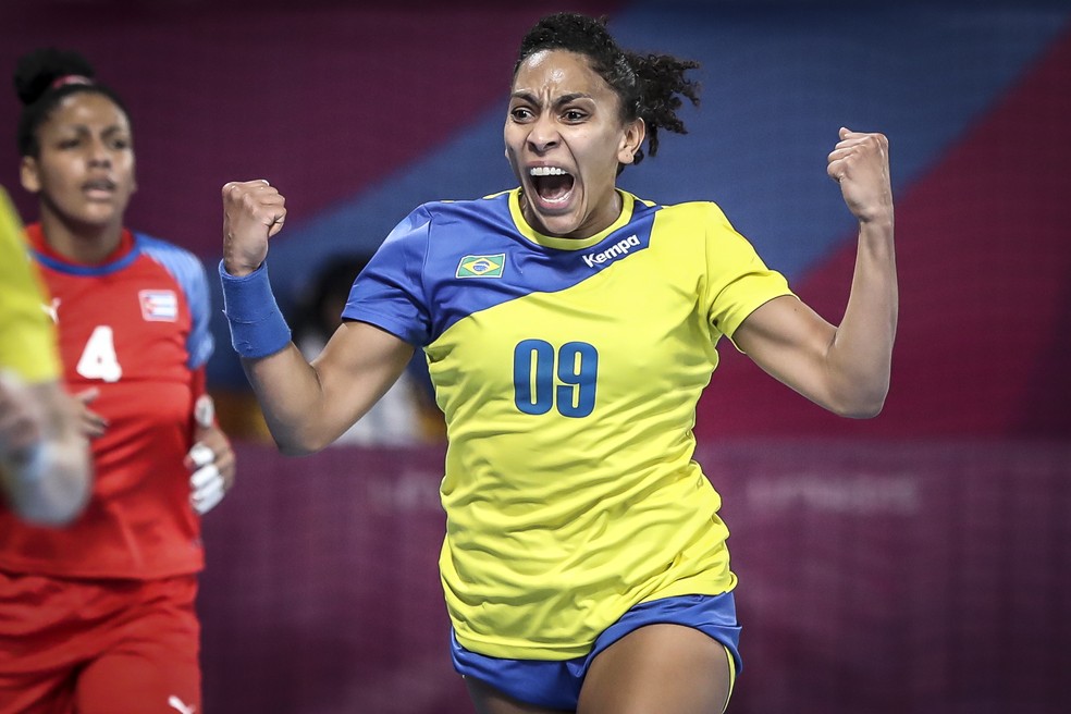 Ana Paula comemora gol contra Cuba na estreia do Brasil no handebol feminino â€” Foto: Wander Roberto/COB
